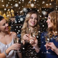 結婚式二次会だけ呼ばれた時の女性の服装は？服装マナーや会場別おすすめコーデ