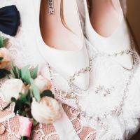 ドレスに合う靴の色は？ネイビー・黒・赤など色別パンプスコーデ【結婚式向け】