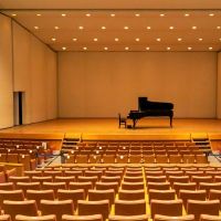 安い声楽ドレスを探すなら！舞台で映えるレンタルドレス特集