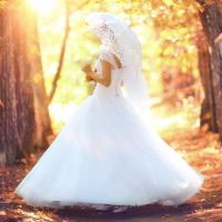 【9月10月11月】秋の結婚式の服装は？おすすめドレス・羽織り物