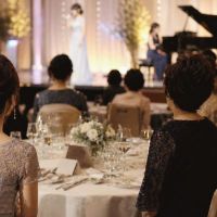ディナーショーにレンタルドレスって実際どう？口コミとおすすめの服装