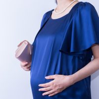 妊娠中期（5ヶ月・6ヶ月・7ヶ月）での結婚式お呼ばれ　服装や注意点は？