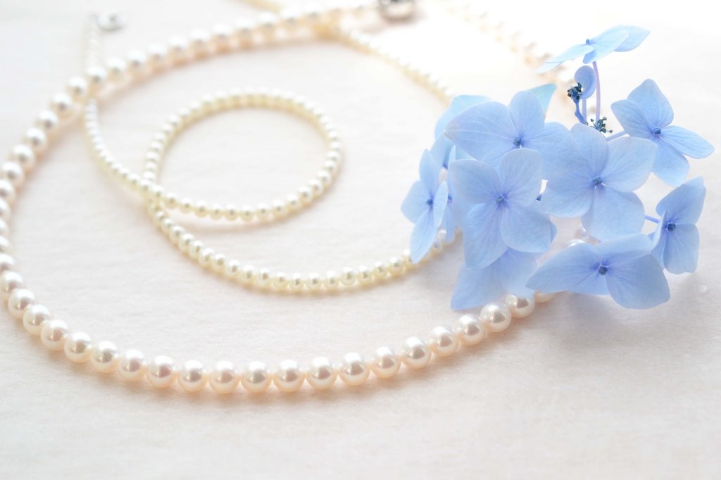 ドレスが引き立つアクセサリーの選び方 マナーからハンドメイドまで大公開 Ikina イキナ