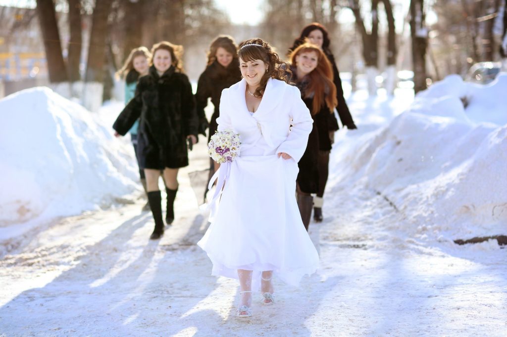 寒い冬の結婚式服装 カラー 素材 マナー コーデまで パーティードレス選びサポート Ikina イキナ