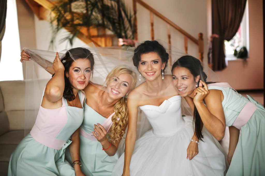 21年 代女性に人気の結婚式服装 お呼ばれドレスコーデ Ikina イキナ