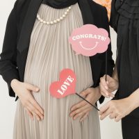 臨月 妊娠8ヶ月 9ヶ月の結婚式参列は 妊娠後期の注意点とドレスの選び方 Ikina イキナ