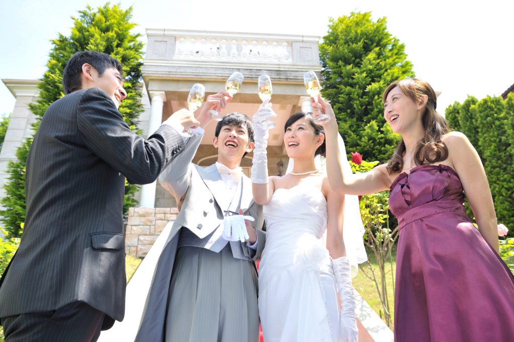 大切なのはフォーマル感ある華やかな服装