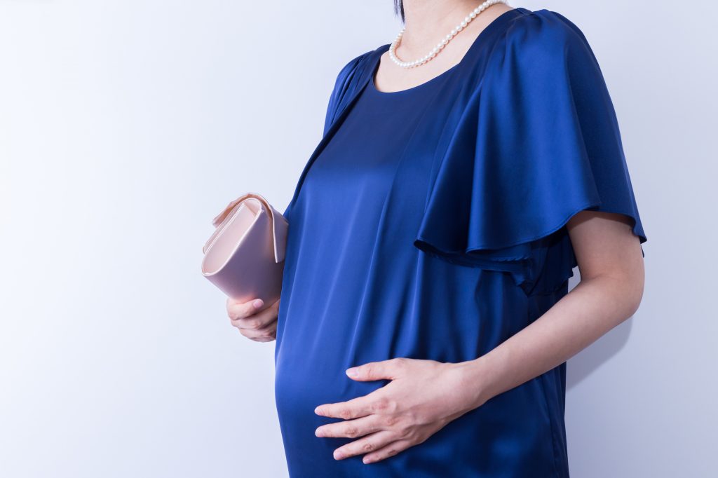 妊娠5ヶ月 6ヶ月 7ヶ月の妊婦向け 結婚式お呼ばれの服装や注意点 Ikina イキナ