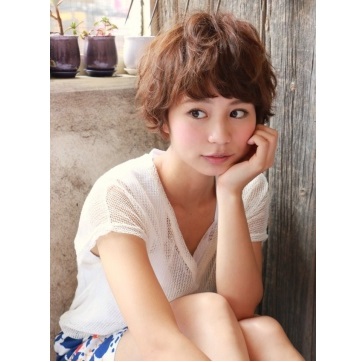 毛先を遊ばせるタイプのヘアアレンジ