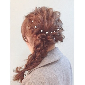 フィッシュボーンでおろしたスタイリッシュなヘアスタイル