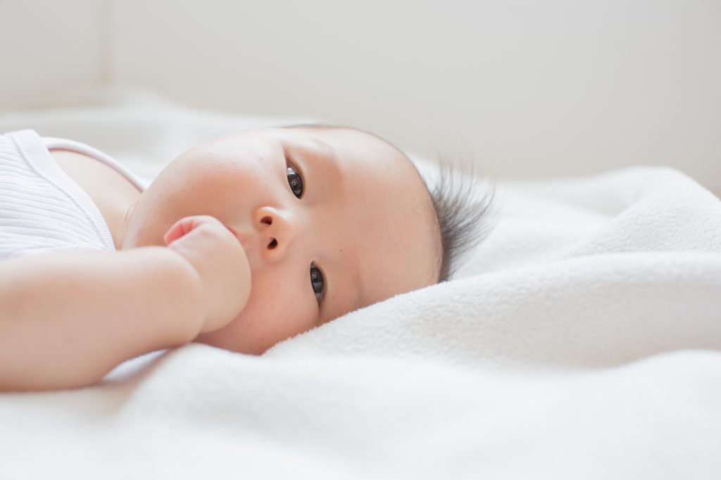 取り外し可能な胸当てで授乳ラクラク