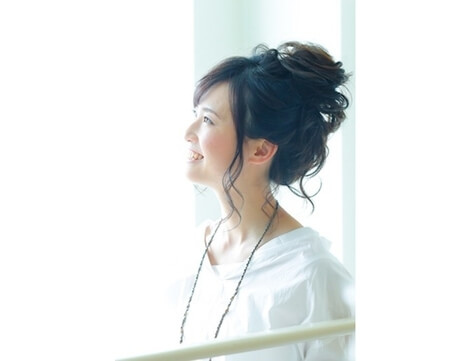 このフィット&フレアシルエットに ぴったりの髪型は…