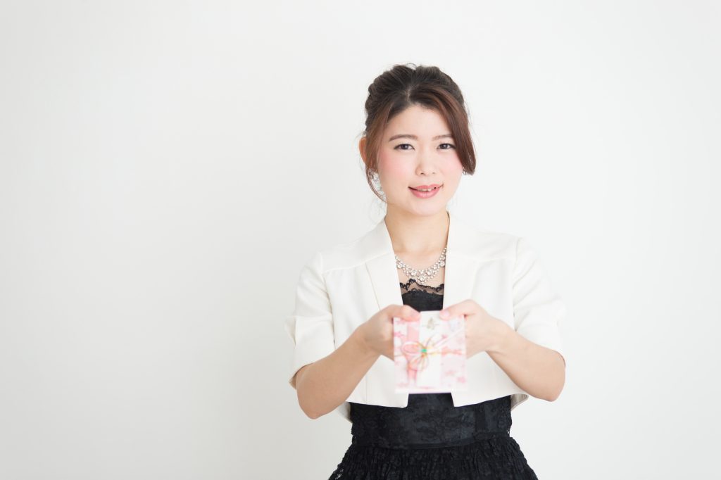 スマートなご祝儀袋の渡し方