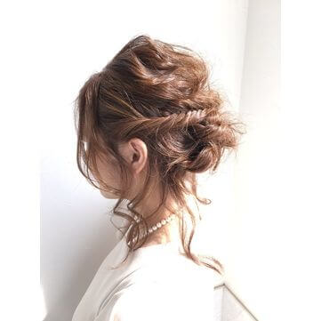 リラックス感のあるルーズなヘアスタイル