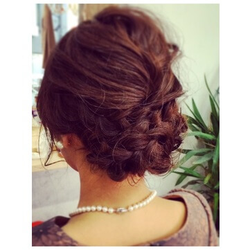 ヘアスタイルはUPが◎
