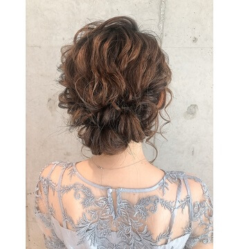 ミディアム かわいい結婚式の髪型が必ず見つかる ヘアアレンジ集 Ikina イキナ