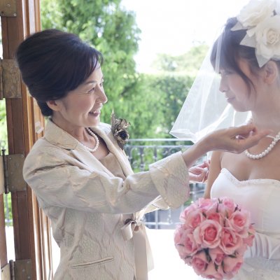 叔母 母親向け スタイリストが教える50代の結婚式服装選び Ikina イキナ