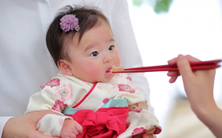 お食い初め 赤ちゃん 母親 父親の服装の選び方からマナーまで Ikina イキナ