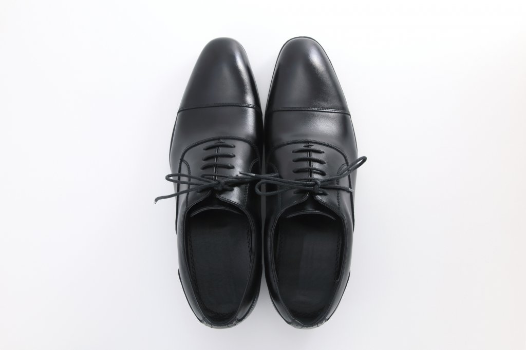 黒色の紐つき革靴