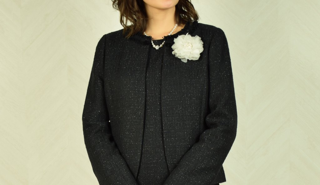 母親 服装 華やかさ