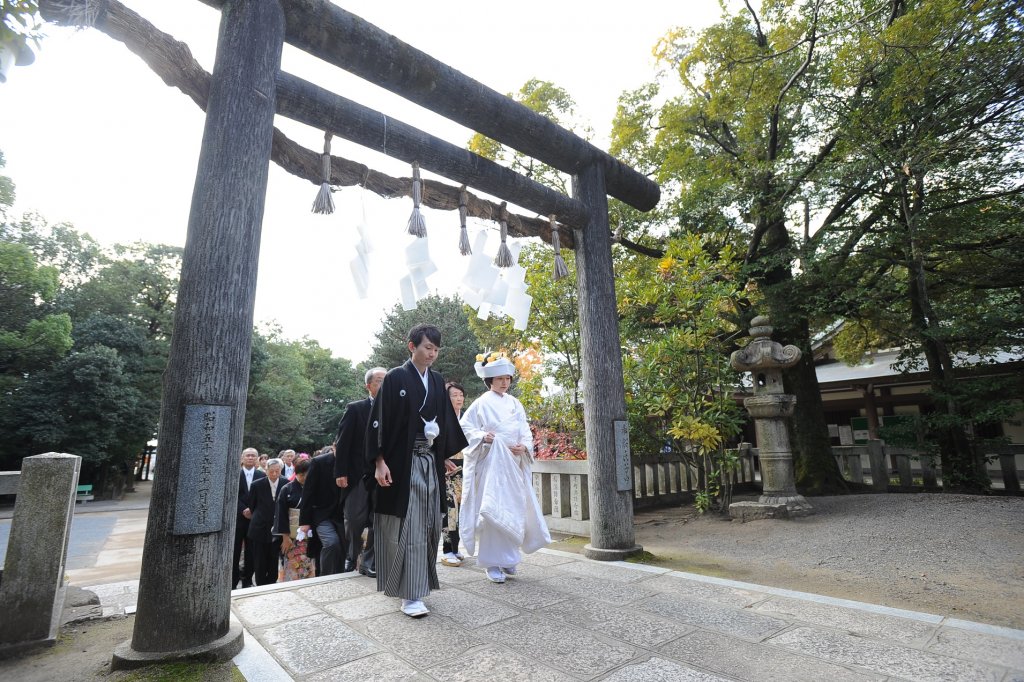 参道を通って拝殿に向かっていく新郎新婦