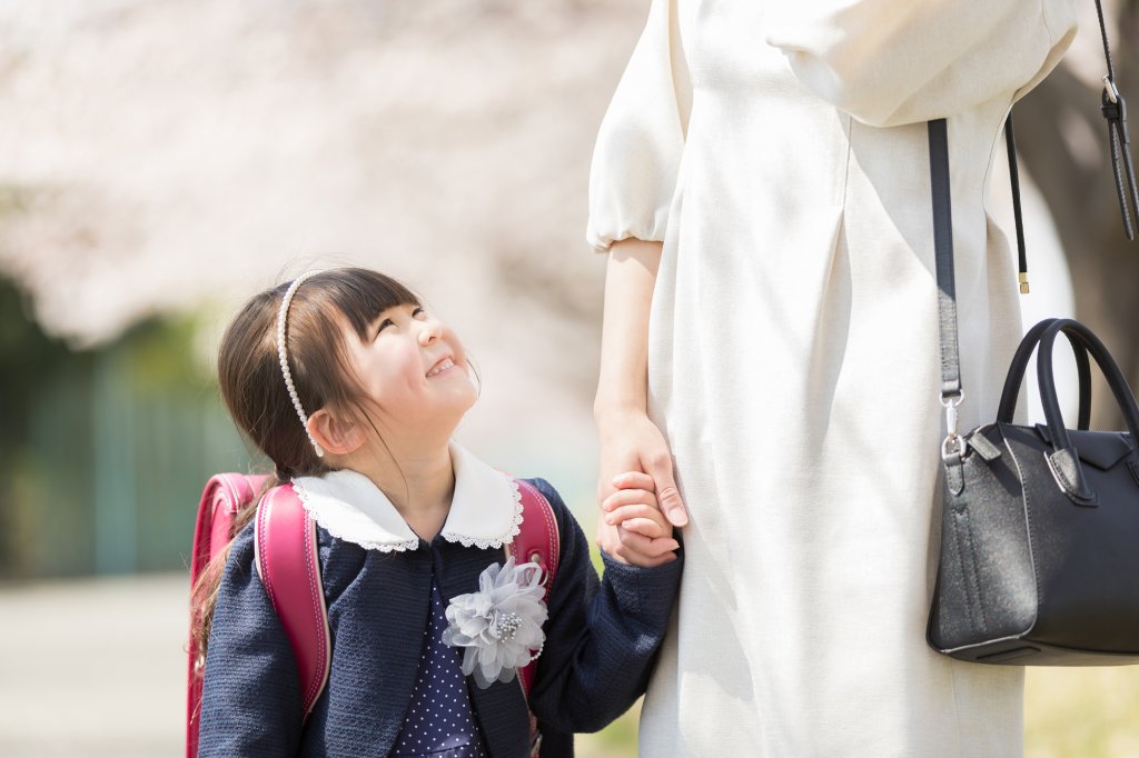 女の子は小学校入学式に何着る 服装マナー 人気ブランドワンピース Ikina イキナ