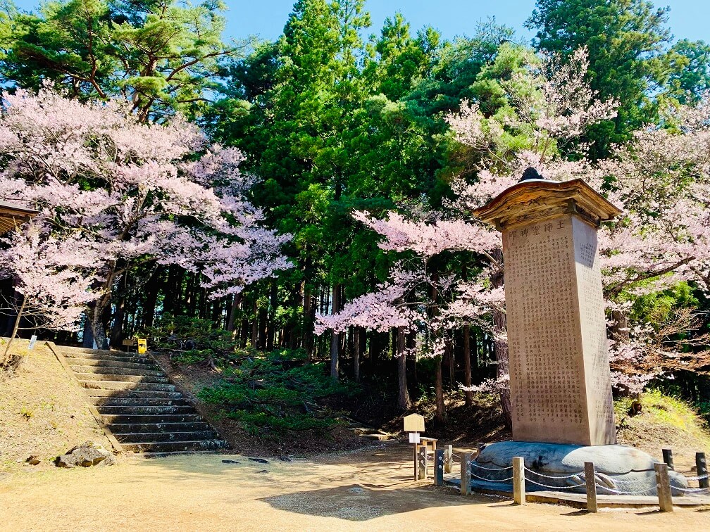 春の土津神社