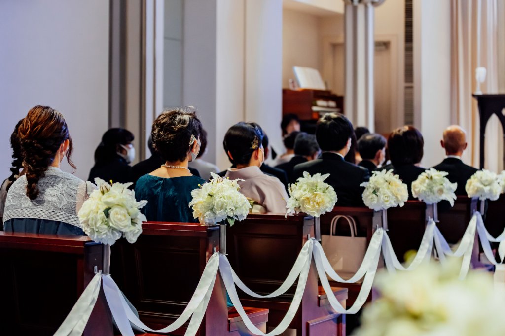 教会チャペル結婚式の服装マナーは ゲスト 親族のおすすめコーデ Ikina イキナ
