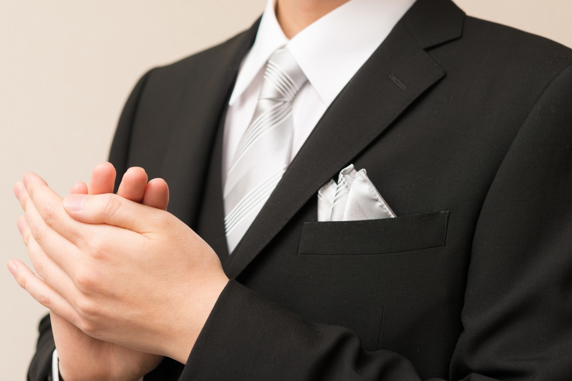 カジュアル　結婚式　平服　男性の服装
