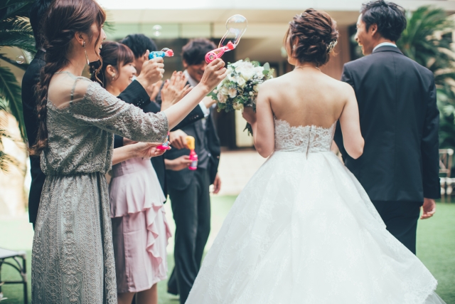 結婚式・披露宴のドレスコードって？NG例や種類・色指定まで解説！