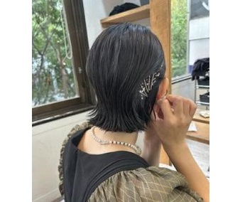 パンツドレスに合う髪型（切りっぱなしボブ＆ヘアアクセ使い）