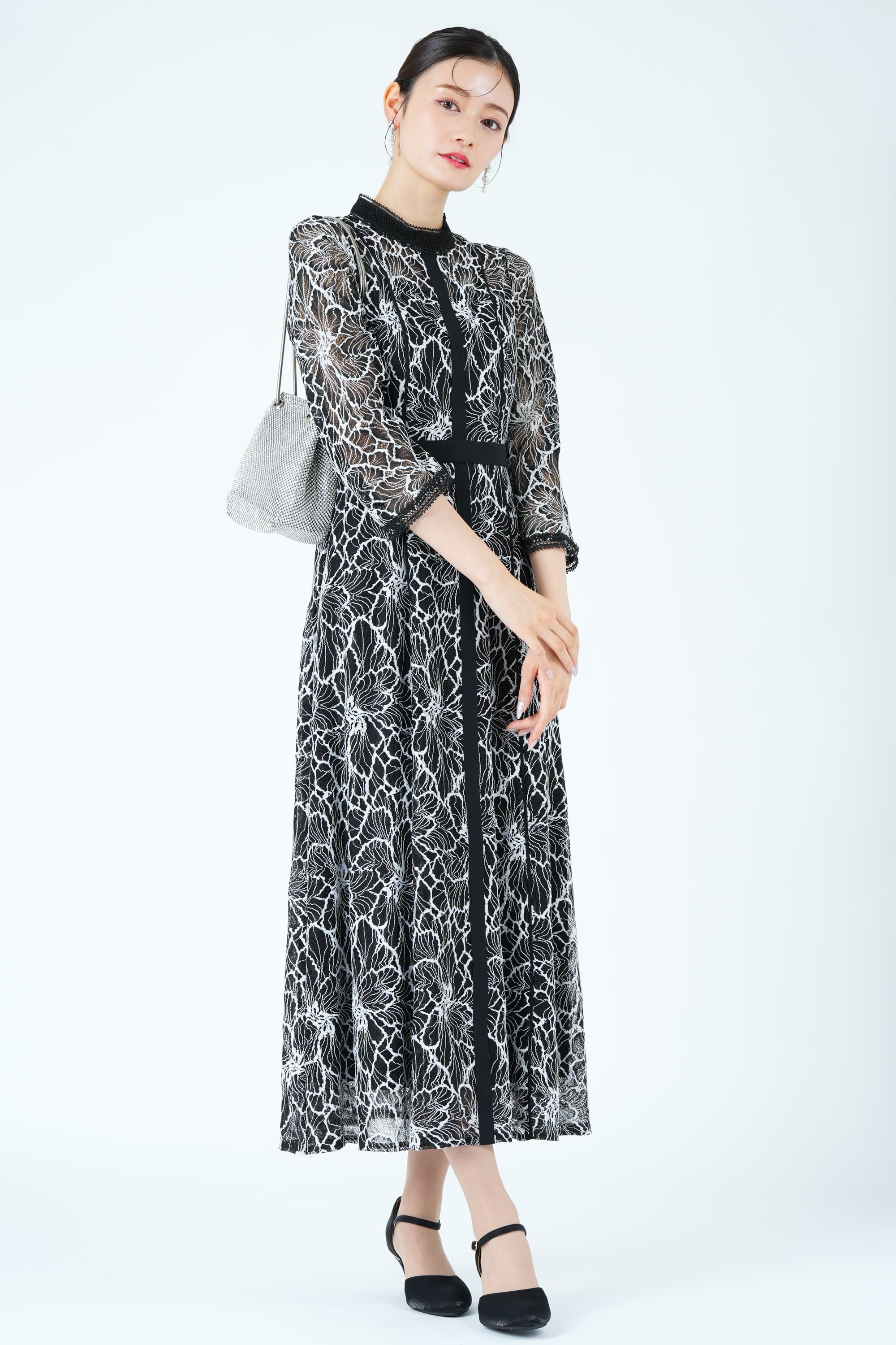Callarus スタンドカラー花柄レースブラック×ホワイトドレス