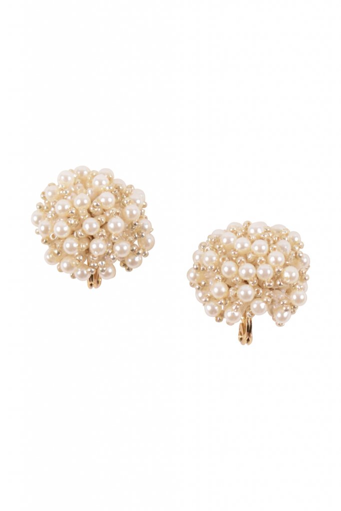MAYGLOBE by Tribaluxe 小粒パールボリュームホワイト×ゴールドイヤリング