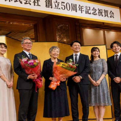 祝賀会・式典での女性の服装マナー＆おすすめの正装・平服28選