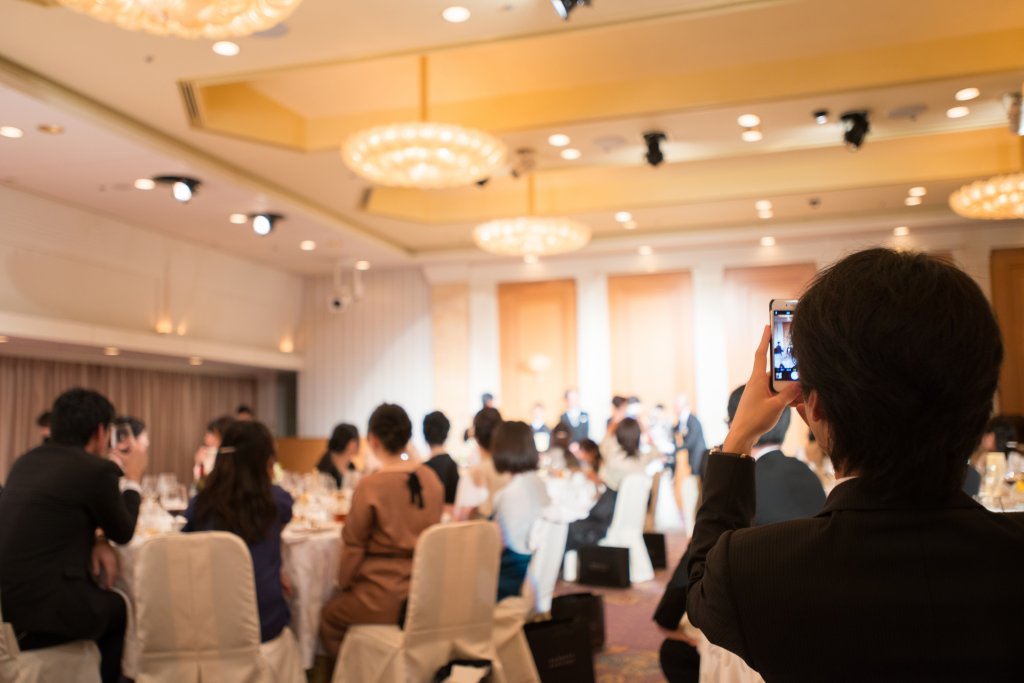 ディナーショーはどんな服装が正解？大人の褒められコーデ特集