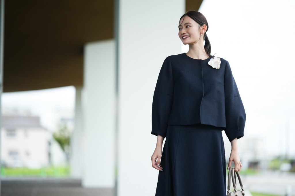 高校卒業式の母親の服装は中学と違う？浮かない色とおすすめスーツ 